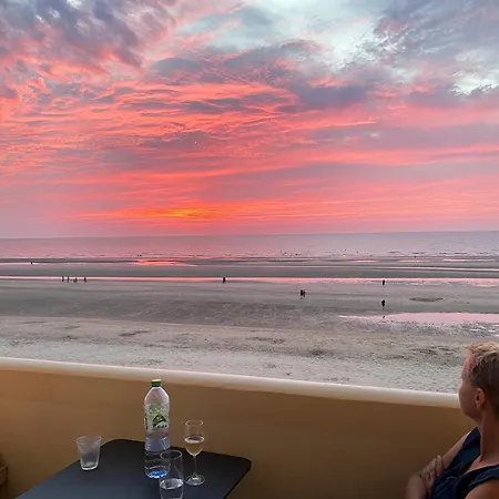 Unobstructed Beachfront View Apartman *